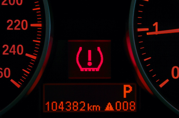 Closeup of lose tyre pressure alert in dashboard car on background